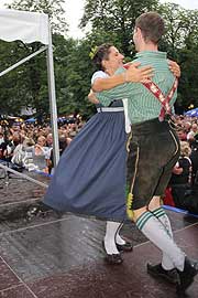Magnus Kaindl und Tanzmeisterin Katharina Mayer (©Foto: Martin Schmitz)